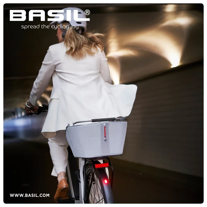 Basil Cento Tech Fiber Nordlicht Bike Basket 21L - Silver 6 Basil Cento Tech Fiber Nordlicht Bike Basket 21L - Silver - Image 4